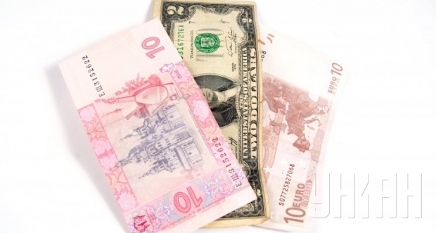 Гривня продолжает сдавать позиции: доллар на межбанке поднялся до 13,65 грн