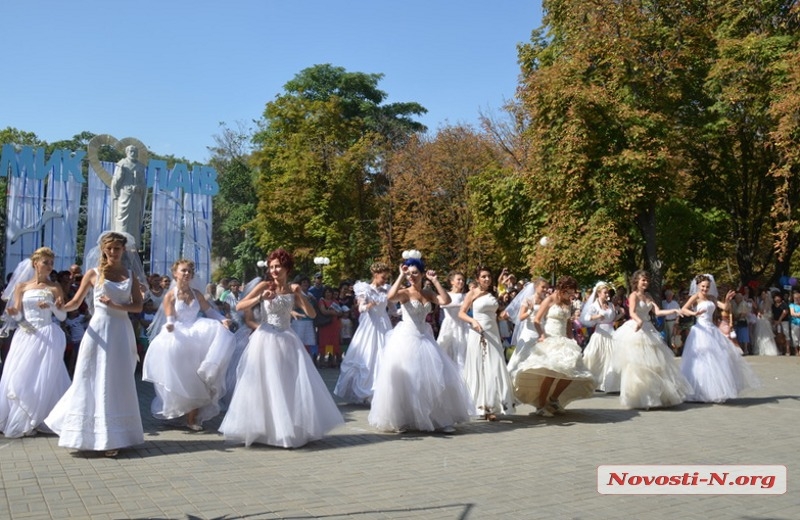 Ко Дню города в Николаеве прошел традиционный «Парад невест». ФОТО