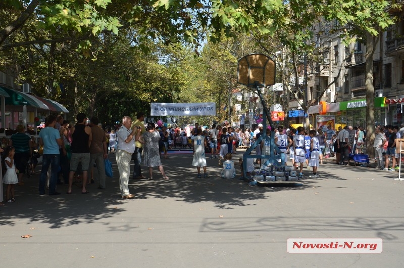 В Николаеве празднуют день города: на Советской танцы, песни, бокс и ярмарки РЕПОРТАЖ