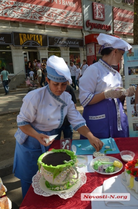 В Николаеве празднуют день города: на Советской танцы, песни, бокс и ярмарки РЕПОРТАЖ