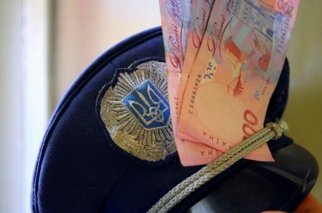 На Николаевщине милиционер задержан при получении 8 тысяч гривен взятки