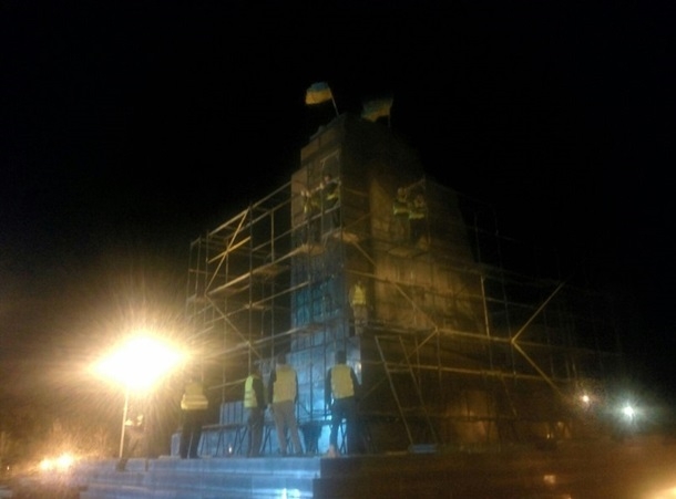 В Харькове начали восстанавливать памятник Ленину ФОТО