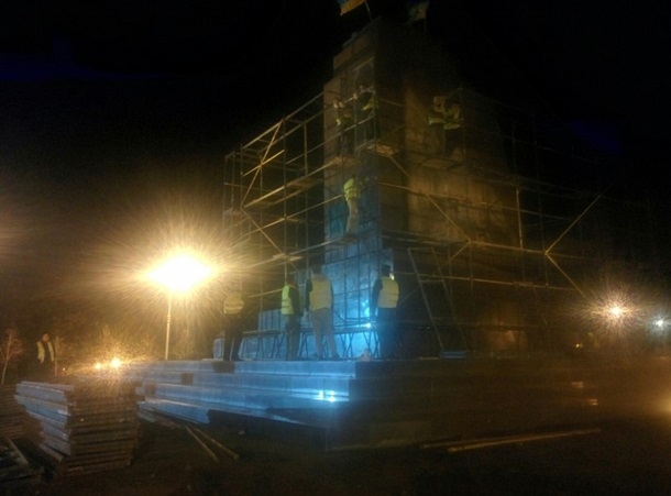 В Харькове начали восстанавливать памятник Ленину ФОТО