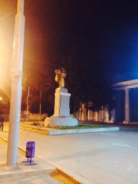 В Харькове снесли еще два памятника Ленину. ФОТО. ВИДЕО