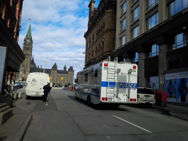 Возле парламента Канады открыли стрельбу: погиб солдат. ВИДЕО