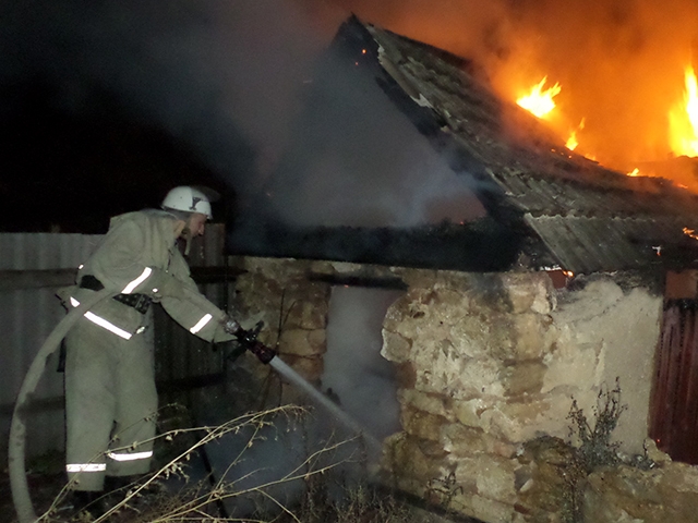 За сутки николаевские спасатели потушили шесть пожаров на территории частных домовладений