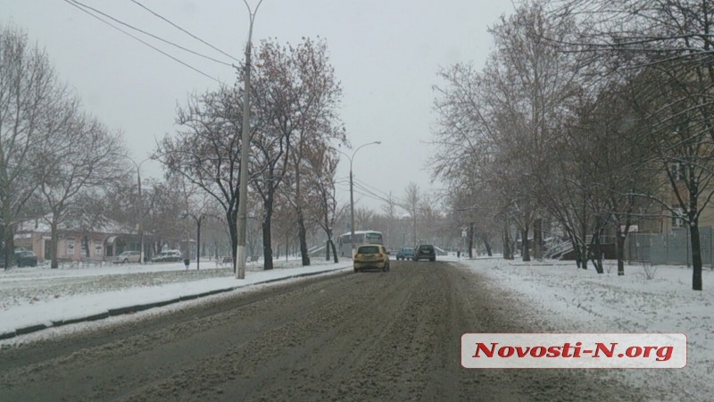 Первый снег в Николаеве: дороги посыпаны, но не убраны