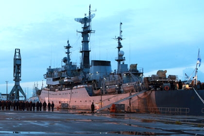 Российский корабль с экипажами "Мистралей" покинул Францию