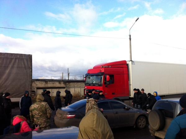 В Харькове участники акции против Кернеса перекрыли дорогу и ждут милицию