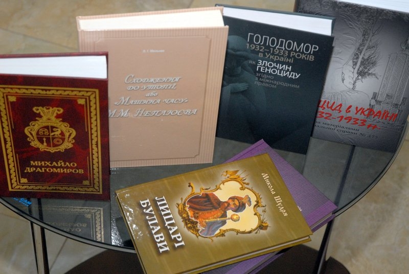 СБУ передала николаевской библиотеке подборку книг об истории Украины