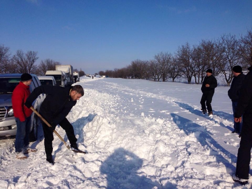Нардеп Артем Ильюк помогает водителям вызволять автомобили из снежного плена на трассе «Николаев-Ульяновка»
