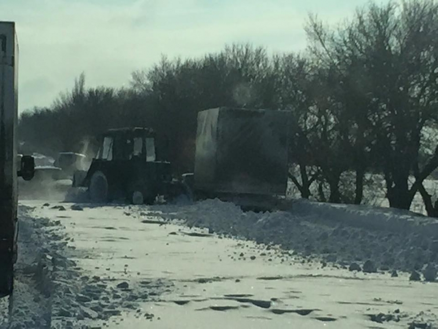 Нардеп Артем Ильюк помогает водителям вызволять автомобили из снежного плена на трассе «Николаев-Ульяновка»