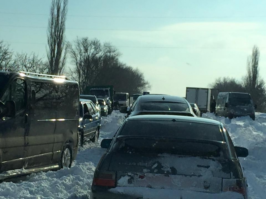 Нардеп Артем Ильюк помогает водителям вызволять автомобили из снежного плена на трассе «Николаев-Ульяновка»