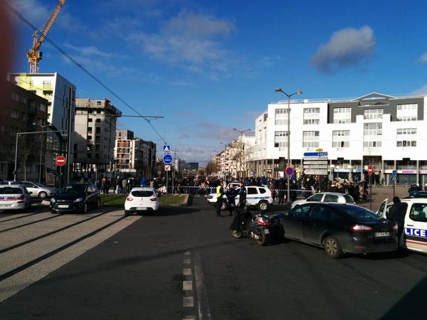 Под Парижем в здании почты захвачены заложники