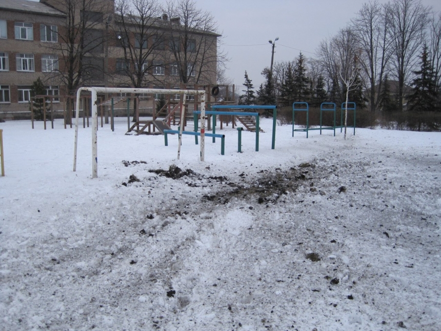 В Донецке продолжают стрелять: разрушен Путиловский мост, под обстрел попала школа