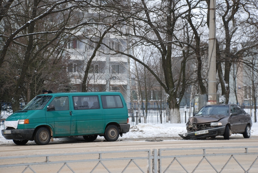 На проспекте Героев Сталинграда Opel  протаранил Volkswagen