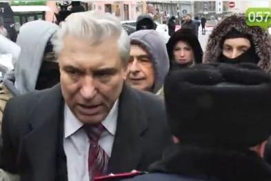 В Харькове милиция с трудом отбила депутата от «мусорной люстрации»