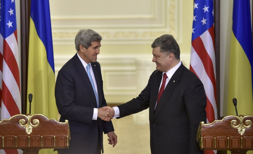 Керри в Украине: Мы стремимся к дипломатическому решению, но не можем закрывать глаза на танки и российских военных