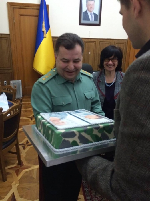 В День рождения министра обороны Украины волонтеры потроллили Путина. ФОТО