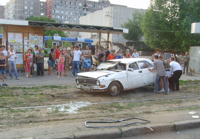 Таксист-частник попал в ДТП и скрылся с места аварии, оставив в салоне двоих детей