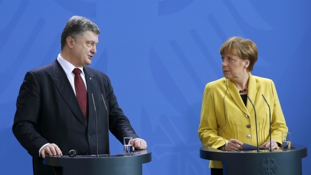 Порошенко и Меркель обсудили  ввод миротворцев в Украину 