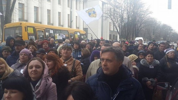 Участники "кредитного майдана" в Киеве частично перекрыли дорогу возле Рады