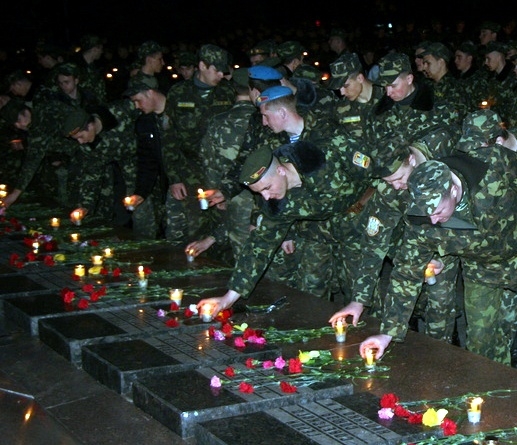 Тисячі миколаївців пройшли Радянською із запаленими свічками