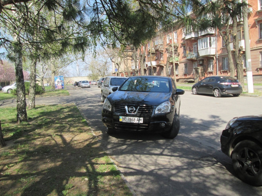 Участники сессии Николаевского облсовета парковали машины на газонах, тротуарах и «зебрах». ФОТО