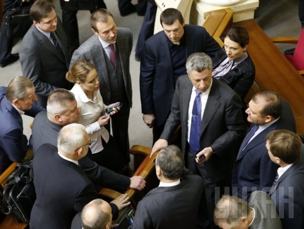 "Оппозиционный блок" покинул заседание парламента
