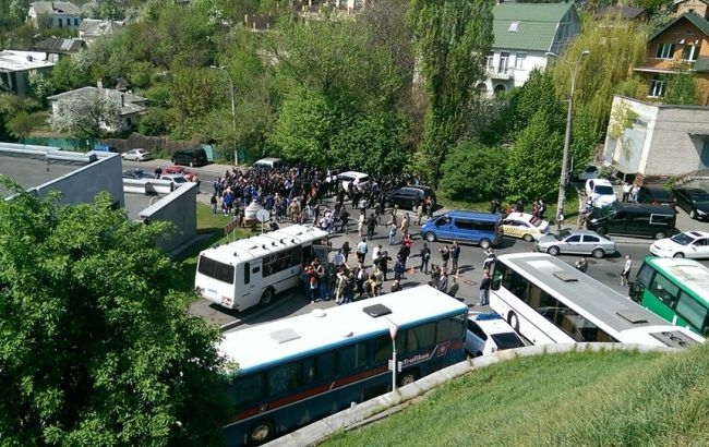 Фото: потасовка на митинге КПУ в Киеве