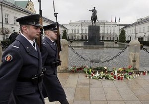 Поляки приносят цветы к президентскому дворцу