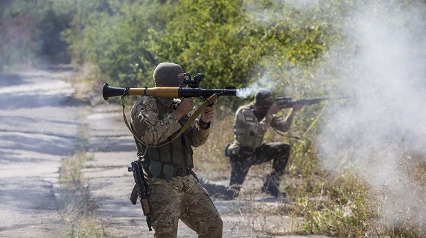 В Станице Луганской военные вступили в "ближний бой" с боевиками, есть раненые