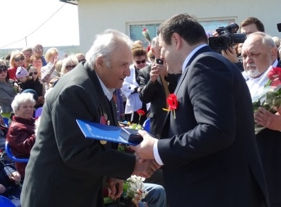 Генеральный директор Южно-Украинской АЭС Владимир Лисниченко вручает почетный знак Николаю Сонченко