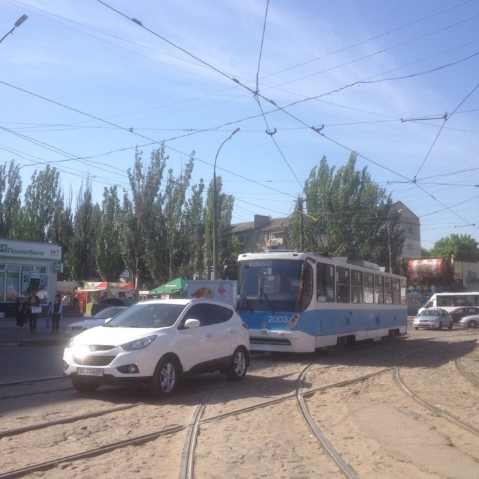 В Николаеве водитель припарковал авто с \"модными\" номерами прямо на трамвайных путях