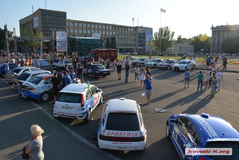 В Николаеве победители чемпионата по ралли получили свои заслуженные кубки. ФОТО