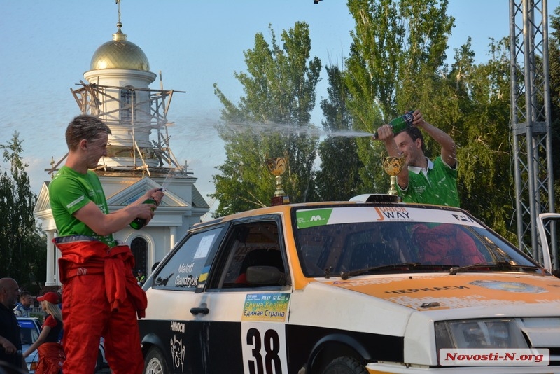 В Николаеве победители чемпионата по ралли получили свои заслуженные кубки. ФОТО