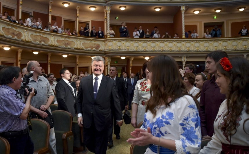 "В Украине был, есть и всегда будет только один государственный язык - украинский", - Порошенко