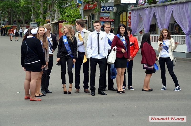 Вопреки плохой погоде николаевские выпускники вышли на традиционный променад