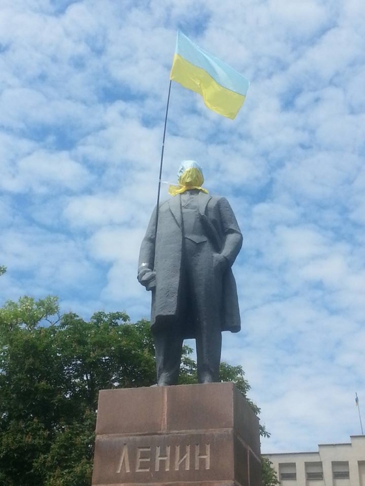 В Очакове памятнику Ленину  дали в руки государственный флаг