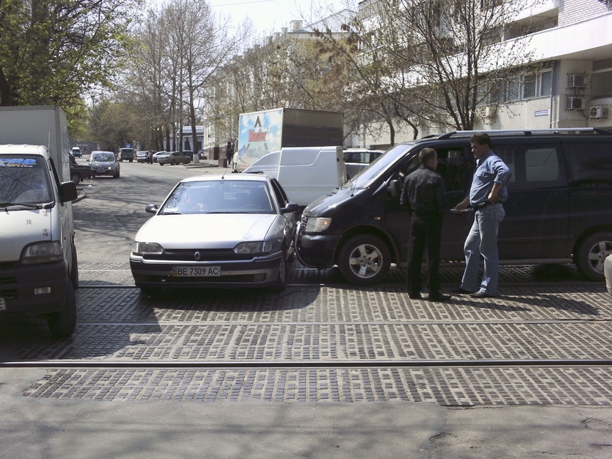 В Николаеве на трамвайных путях не разминулись Renault и Mercedes