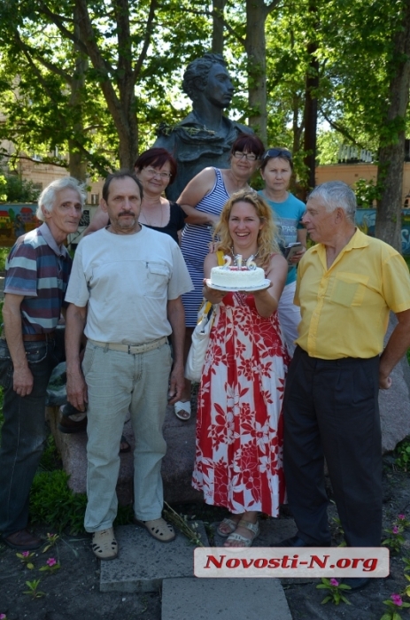 В Николаеве активисты «антимайдана» преподнесли Пушкину торт