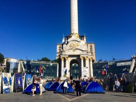 На Майдане в Киеве вновь установили палатки и объявили "бессрочную акцию"
