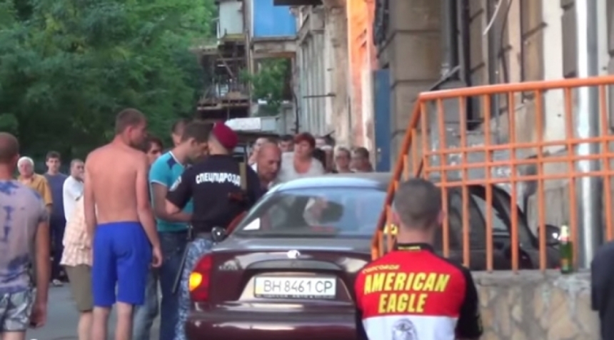 В Одессе толпа едва не разорвала пьяного водителя, который вылетел на тротуар и сбил трех человек. ВИДЕО 18+