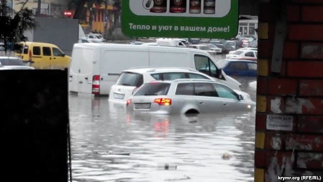 В Крыму сильный ливень вызвал наводнение. ВИДЕО