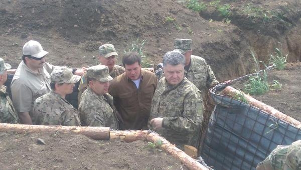 Порошенко в Донецкой области инспектирует фортификационные сооружения