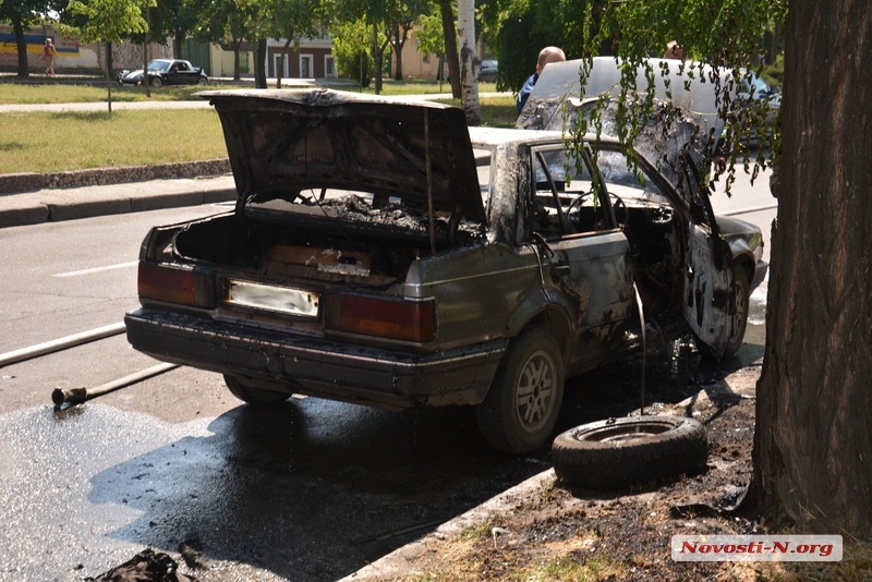 В центре Николаева на ходу загорелся автомобиль. ВИДЕО