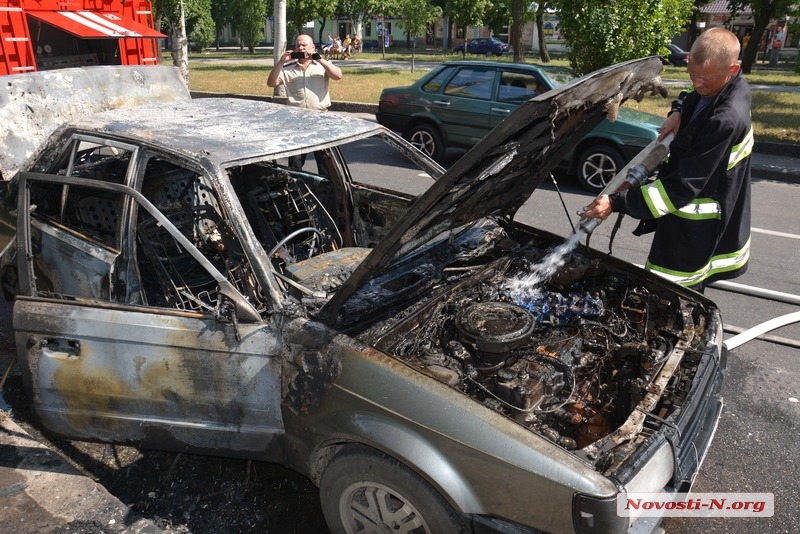 В центре Николаева на ходу загорелся автомобиль. ФОТО, ВИДЕО