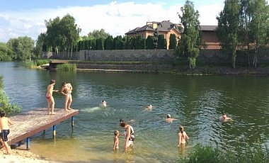 В Киевской области с территории одного из VIP-коттеджей обстреляли детей, купавшихся в озере