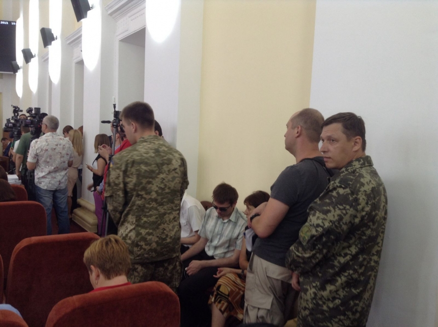 Депутатам Харьковского горсовета вручили повестки в военкомат прямо на сессии