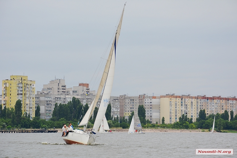 В Николаеве пасмурное небо раскрасили красочными парусами